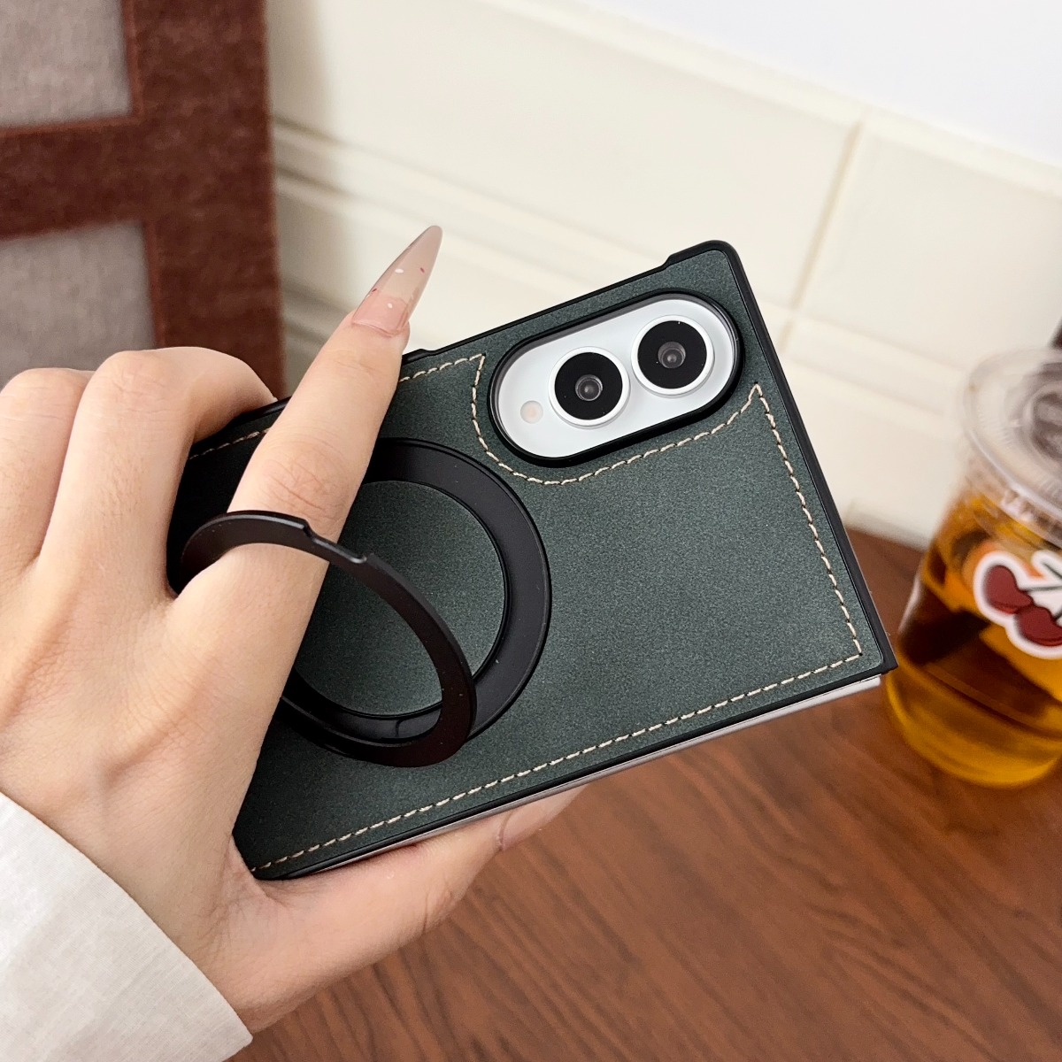 Роскошный чехол из овечьей кож – обзор и цена Magnetic Charging Stand